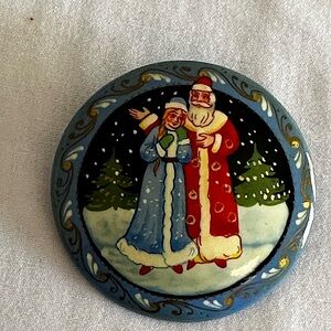 VINTAGE RUSSIAN HAND PAINTED CHRITSMAS BROOCH